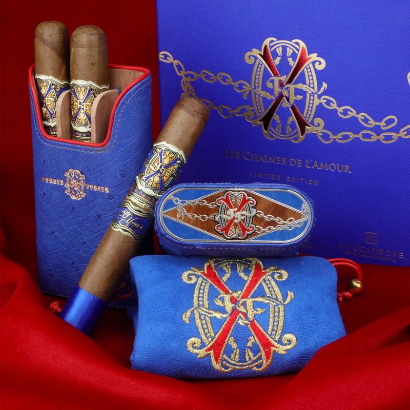 Brizard Les Chaines De L'amour Black Ostrich Cigar Case